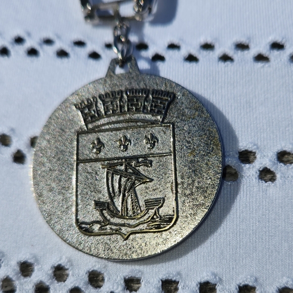 Vintage Eiffel Tower Key Chain - Picture 3 of 3